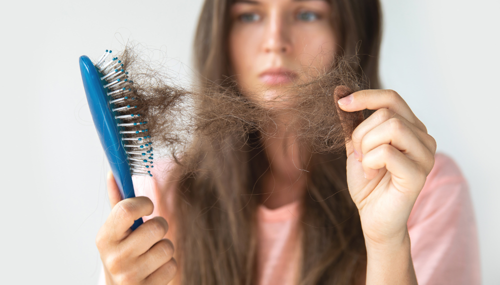 une fille qui subis des chutes de cheveux