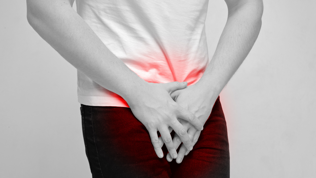 homme qui se touche la prostate