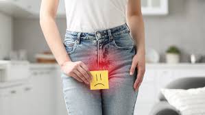 Femme_en_jean_tenant_un_post-it_avec_un_visage_triste_devant_le_bas-ventre_symbolisant_une_gene_ou_un_inconfort_intime