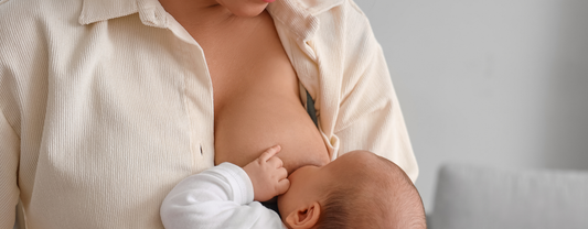 femme qui allaite son bébé