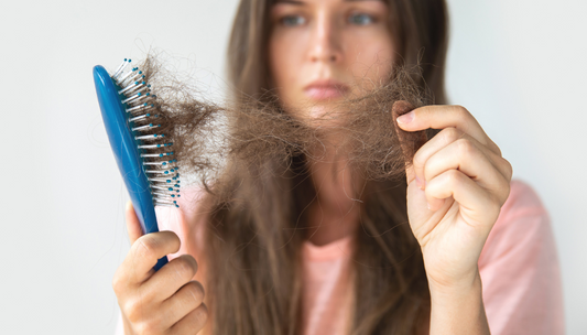 une fille qui subis des chutes de cheveux