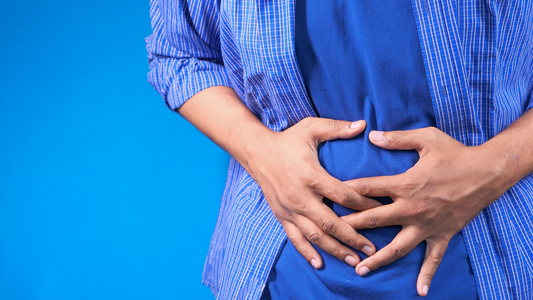 un homme habillé en bleu qui a mal au ventre