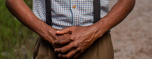 homme qui croise les mains devant la vessie